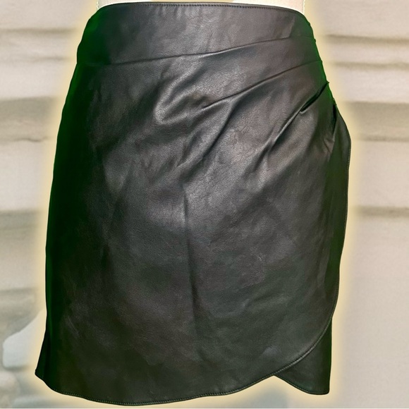 Abercrombie & Fitch Black Vegan Leather Pleated Side Tulip Hem Mini Skirt Sz XS - Picture 7 of 15